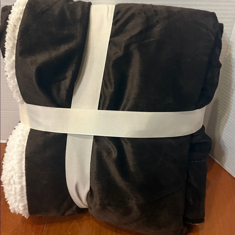 Living comfort Sherpa plush Throw Blanket Brown and White 50x60” new
